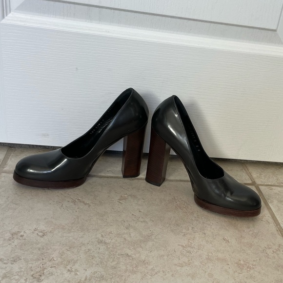 GUCCI heels 37 - fits like a 6 1/2 EXCELLENT condition! Slight wear on bottoms. - Picture 5 of 7